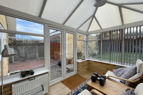 25 Clifford Drive, Lowestoft, NR33 9EX