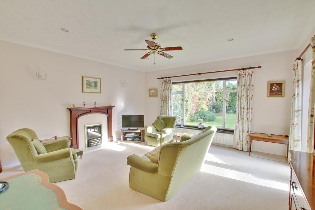 Gore Tree Road, Hemingford Grey 3 bed detached house £1,700 pcm (£392 pw)