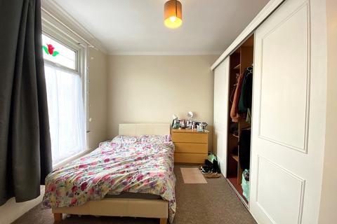 5 bedroom terraced house to rent, Harold Road, Southsea