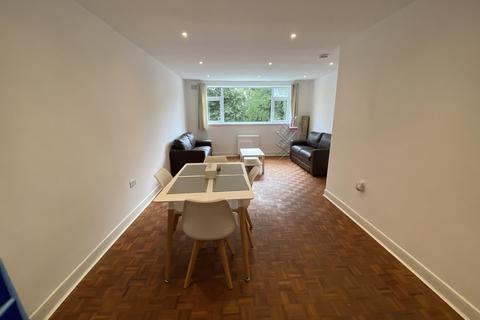 2 bedroom flat to rent - 3 Elsalene Court, Stoneygate, Leicester