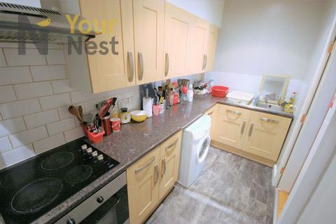 4 bedroom flat to rent, Midland Road, Hyde Park, LS6 1BQ