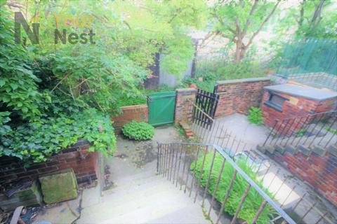 7 bedroom terraced house to rent - Ash Grove, Hyde Park, LS6 1AY
