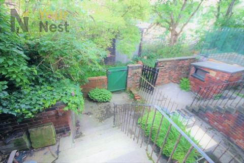 7 bedroom terraced house to rent, Ash Grove, Hyde Park, LS6 1AY