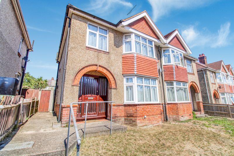 Burgess Road, Southampton SO16 3 bed flat £1,300 pcm (£300 pw)