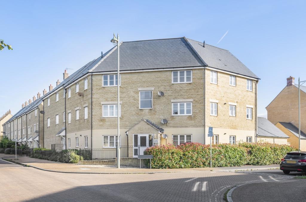 Bluebell Way, Carterton, Oxfordshire... 2 bed flat £925 pcm (£213 pw)