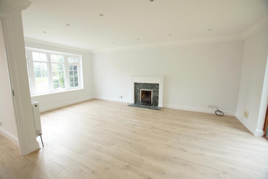 Burleigh Park, Cobham 4 bed detached house £3,995 pcm (£922 pw)