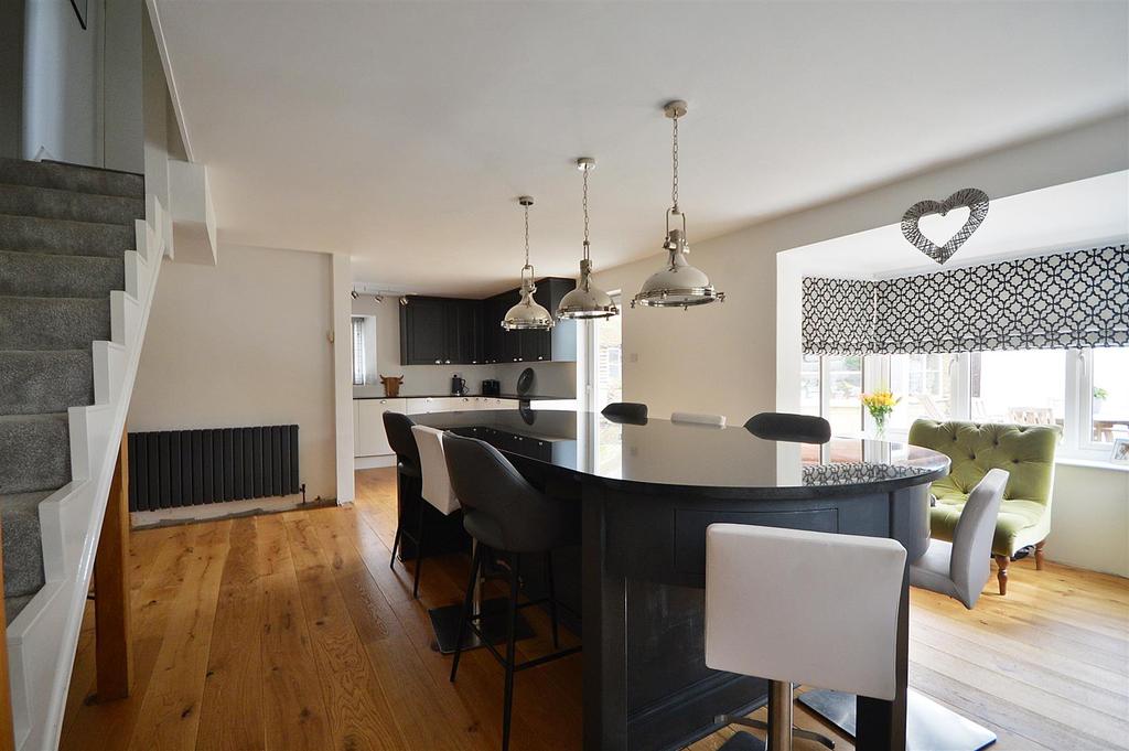 Dining to kitchen