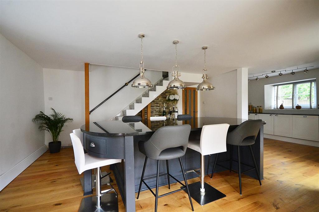 Dining to kitchen