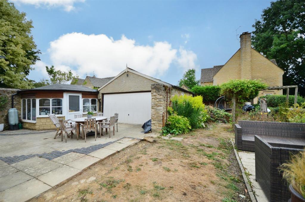 To garage and summerhouse
