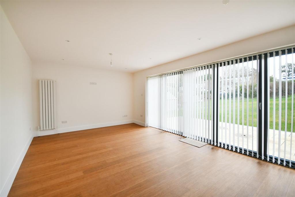 Sitting/dining room