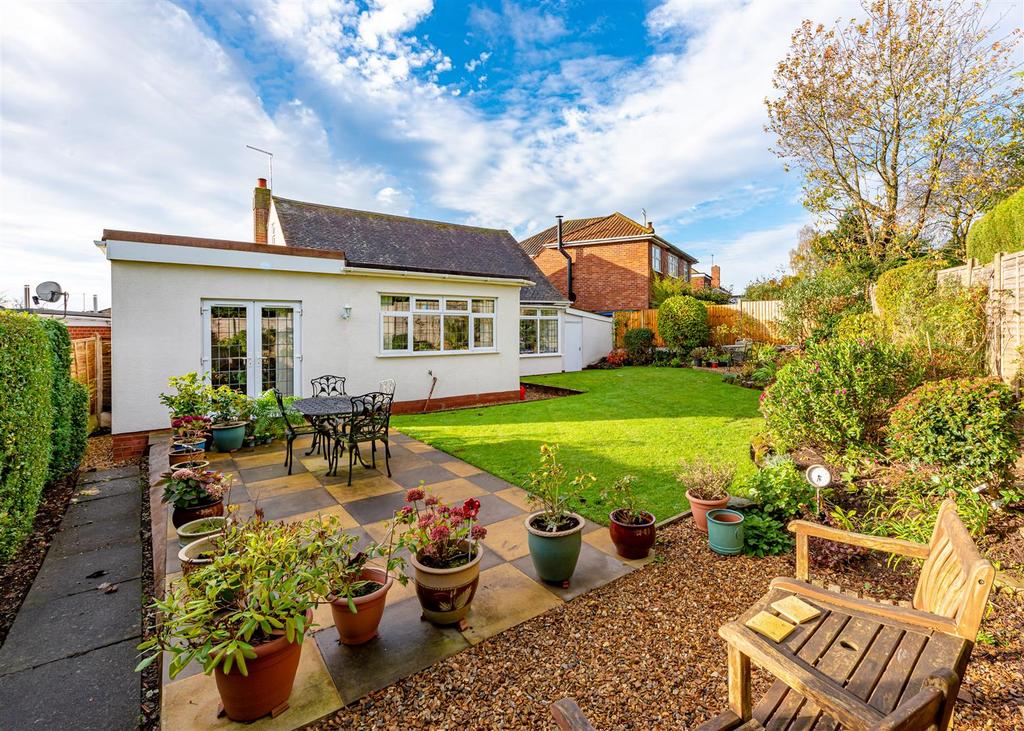 Springhill Park, Lower Penn, Wolverhampton 3 bed detached bungalow for