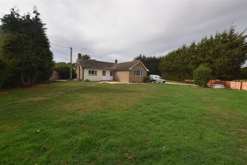 New Road, Messing 3 bed detached bungalow £1,250 pcm (£288 pw)