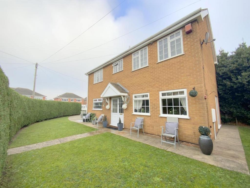 Dunbar Avenue, New Waltham, Grimsby 4 bed detached house £220,000