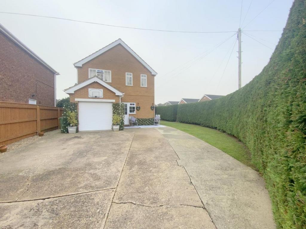Dunbar Avenue, New Waltham, Grimsby 4 bed detached house £220,000
