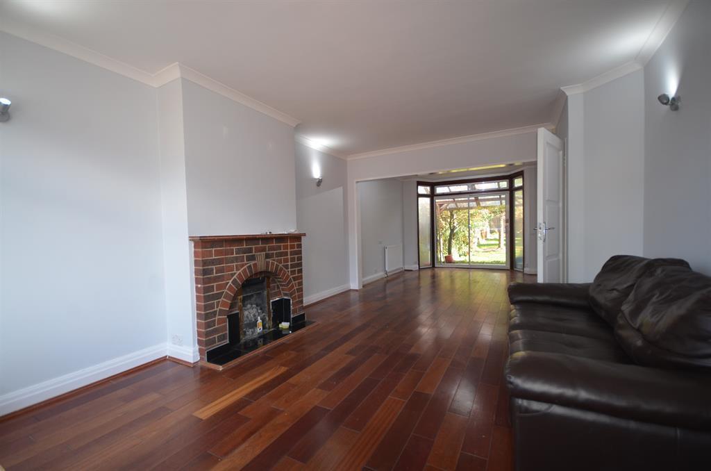 Regal Way, Kenton, Harrow, HA3 0RZ 4 bed semidetached house £2,650