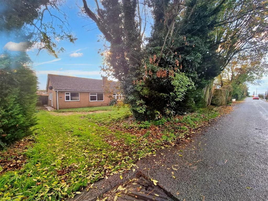 Farrow Road, Whaplode Drove 3 bed semidetached bungalow £200,000
