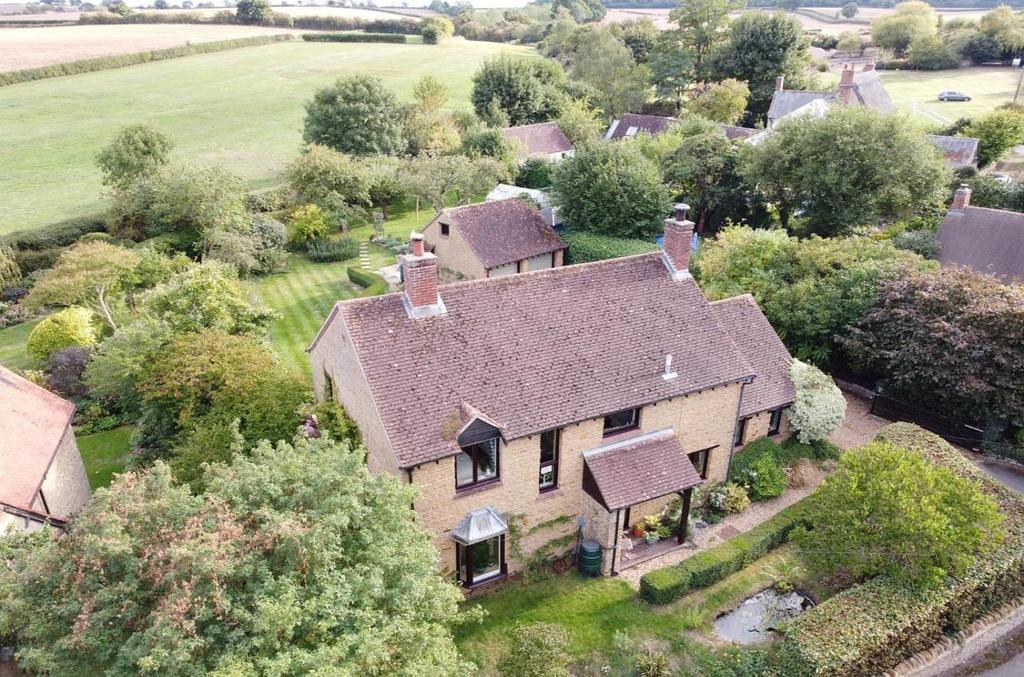 Newton Blossomville, Buckinghamshire... 4 bed detached house £975,000
