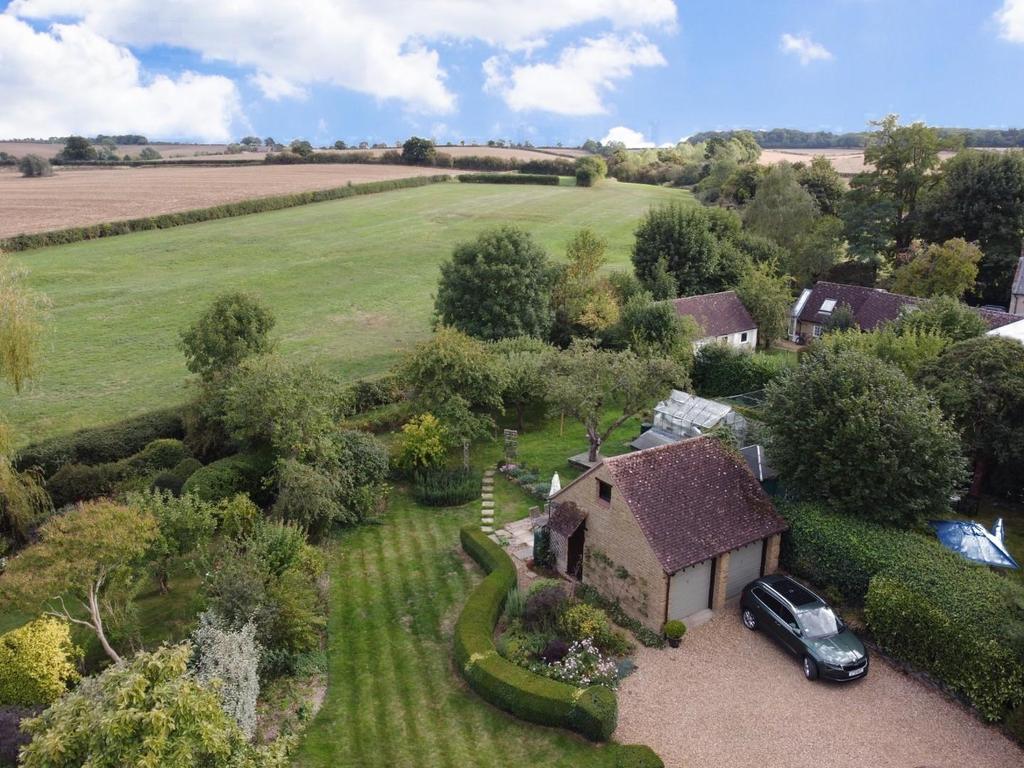 Newton Blossomville, Buckinghamshire... 4 bed detached house £975,000