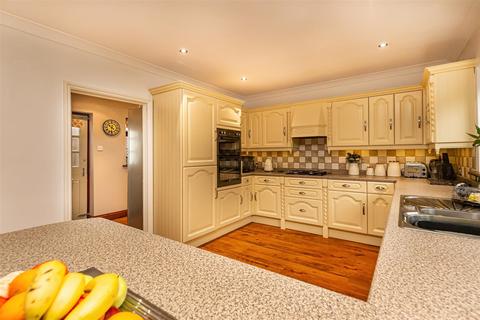 5 bedroom semi-detached house for sale - British Legion Road, Chingford
