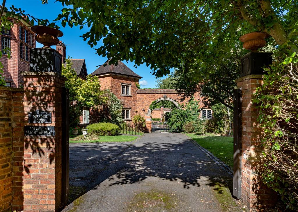 6 Dippons House, Dippons Drive, Tettenhall Wood 2 bed mews £215,000