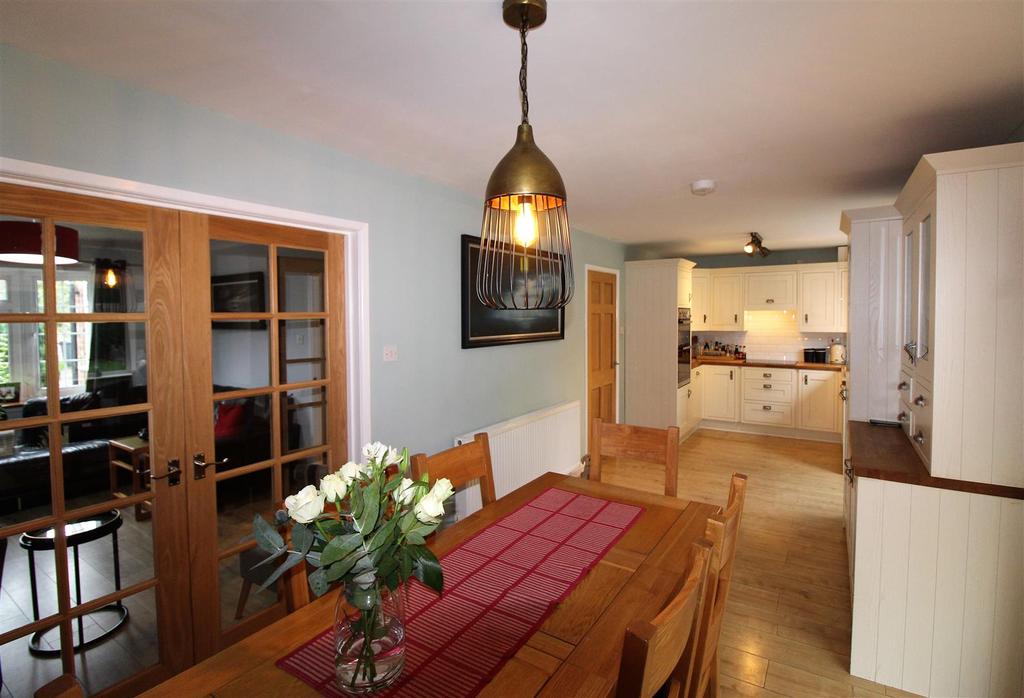 Tennyson Drive, Malvern 4 bed detached house £1,500 pcm (£346 pw)