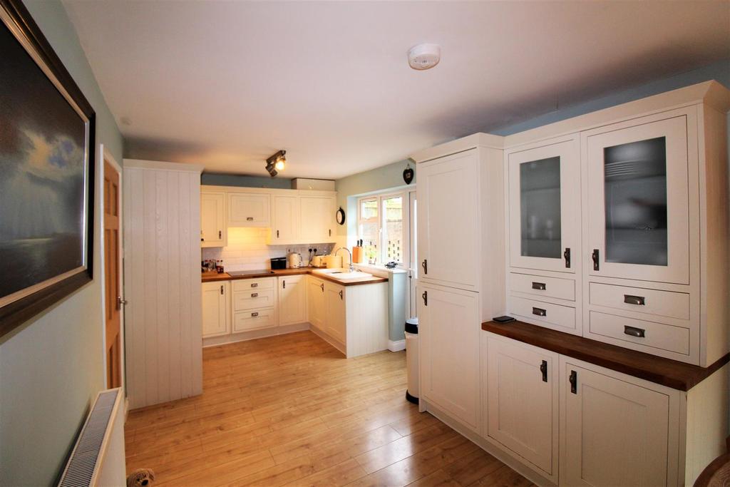 Tennyson Drive, Malvern 4 bed detached house £1,500 pcm (£346 pw)