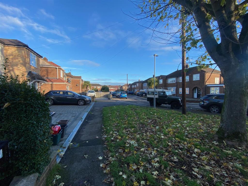 Bullwell Crescent, Cheshunt, Waltham Cross 3 bed house £1,750 pcm (£