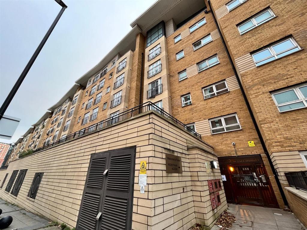 Fusion Core 7, Middlewood Street... 2 bed flat £900 pcm (£208 pw)