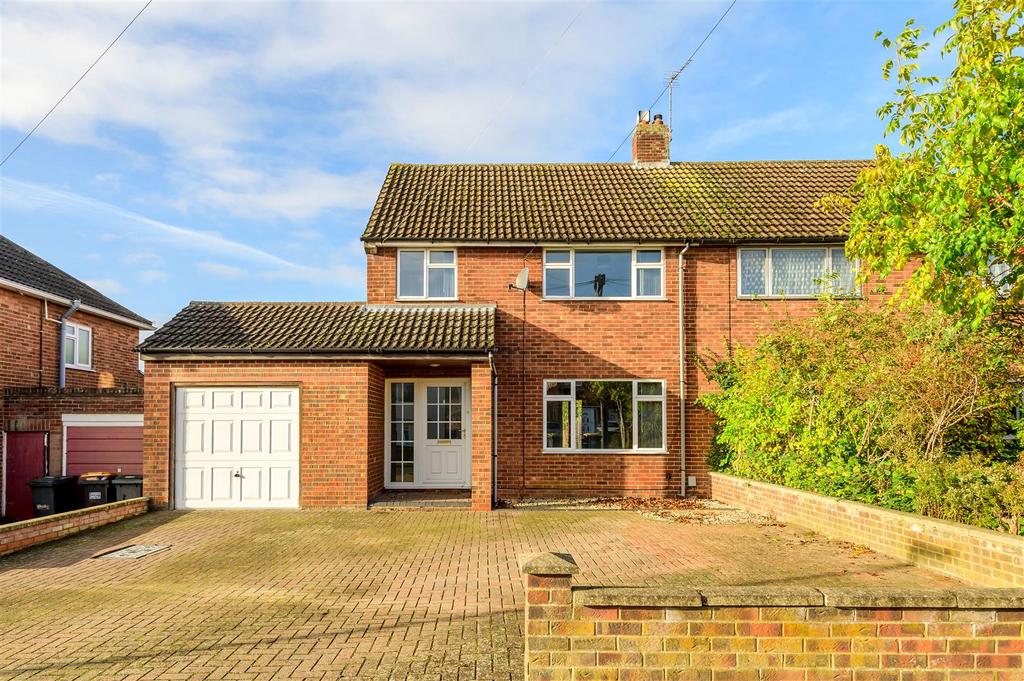 Poplar Avenue, Putnoe, Bedford 3 bed semidetached house £375,000