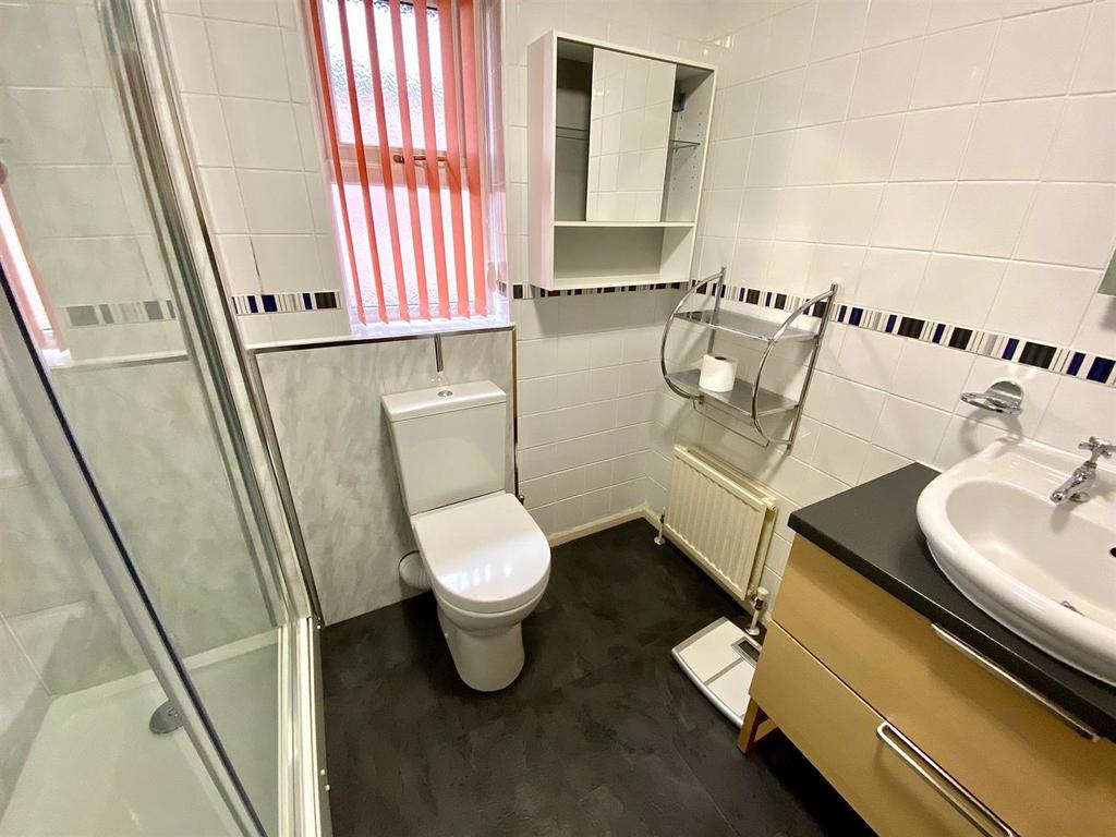 Greenacres drive 32 shower.jpg
