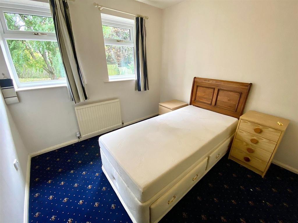 Greenacres drive 32 bed 2.jpg