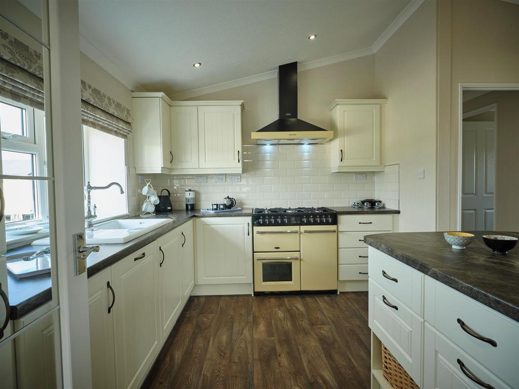 Marston Edge Elveden Kitchen.jpg