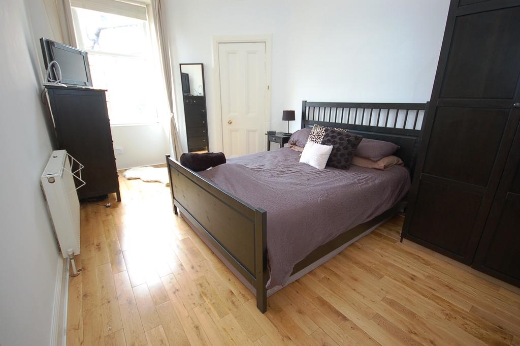 Lorne Street Edinburgh EH6 8QG United... 2 bed flat £1,050 pcm (£242 pw)