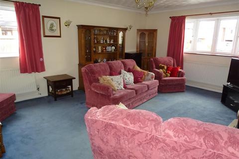 4 bedroom detached house for sale - Dovecote Lane: Yaxley