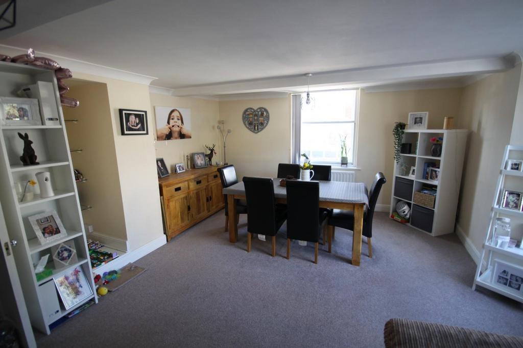 Newbury Street, Hungerford 2 bed apartment £190,000