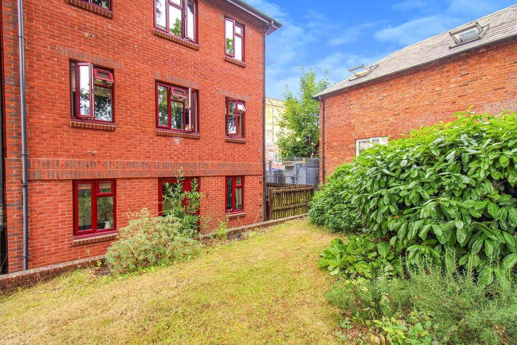 Raleigh Court, Trowbridge 2 bed apartment £115,000