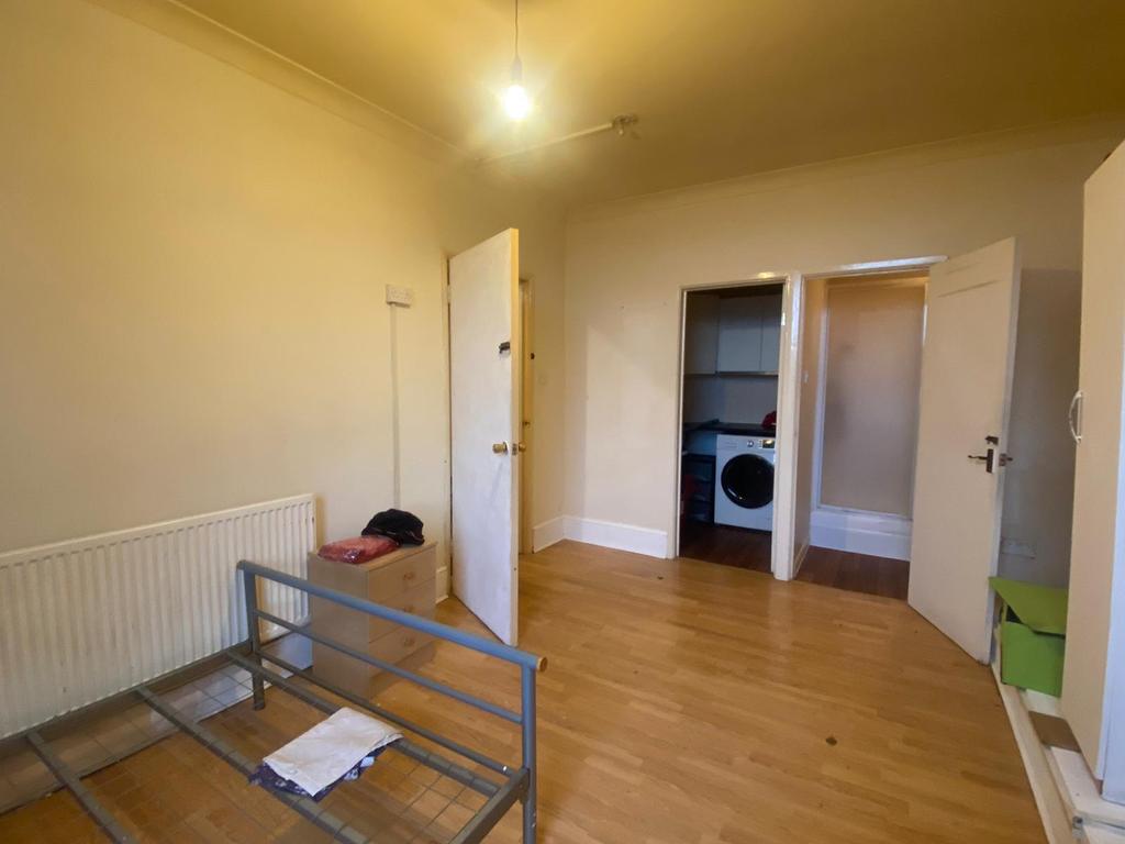 High Street Wanstead London E11 2AA Studio £1,000 pcm (£231 pw)