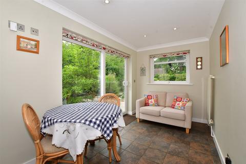22 Heymede, Leatherhead, KT22 8PG