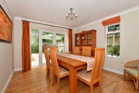 22 Heymede, Leatherhead, KT22 8PG