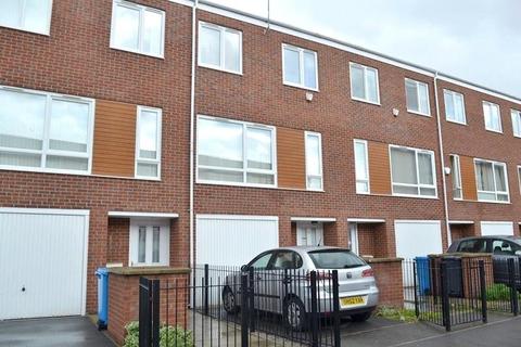 4 bedroom terraced house to rent, Denewell Avenue, Manchester, M13