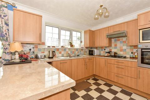 5 Cherry Gardens, Littlestone, New Romney, TN28 8QR