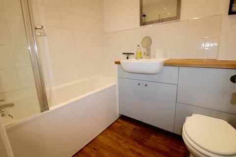 2 bedroom flat to rent - Cassis Court, Loughton, Essex