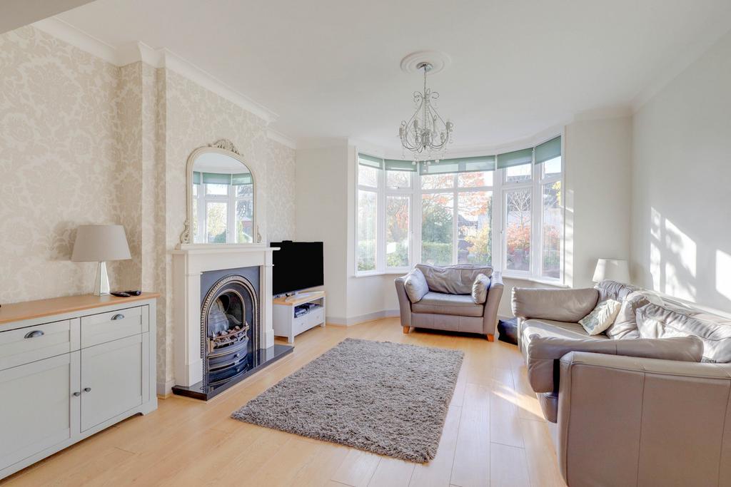 Great Wheatley Road, Rayleigh, SS6 3 bed semidetached house £500,000