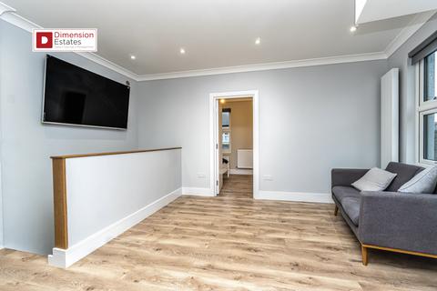 3 bedroom maisonette to rent - Fourth Avenue, Manor Park, London, E12