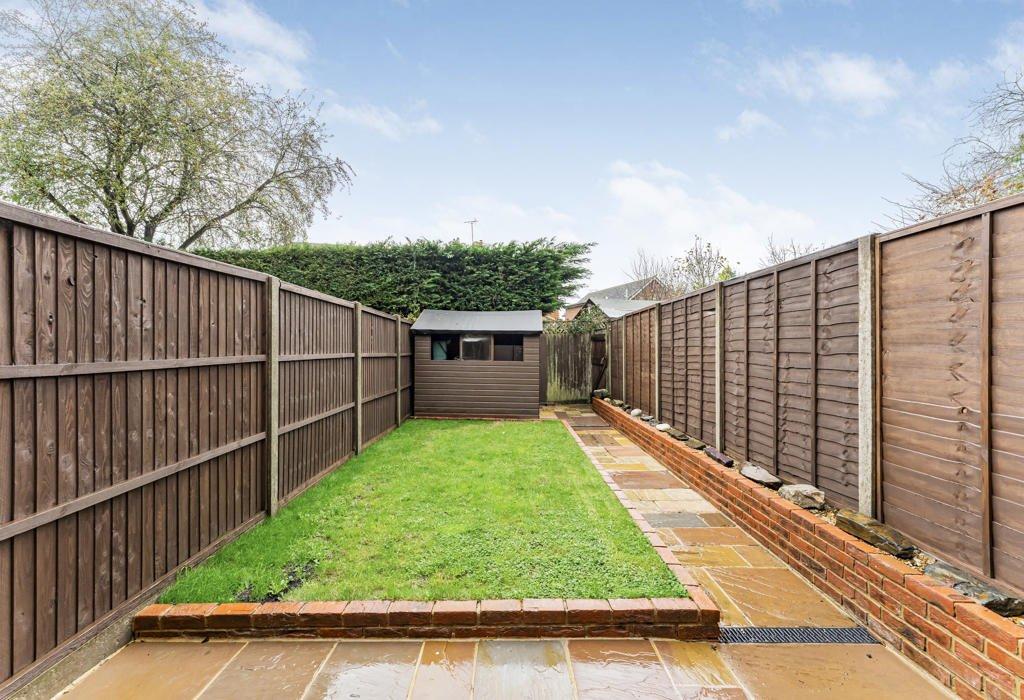 Vernon Close, Ottershaw, Surrey, KT16 2 bed terraced house £1,500 pcm