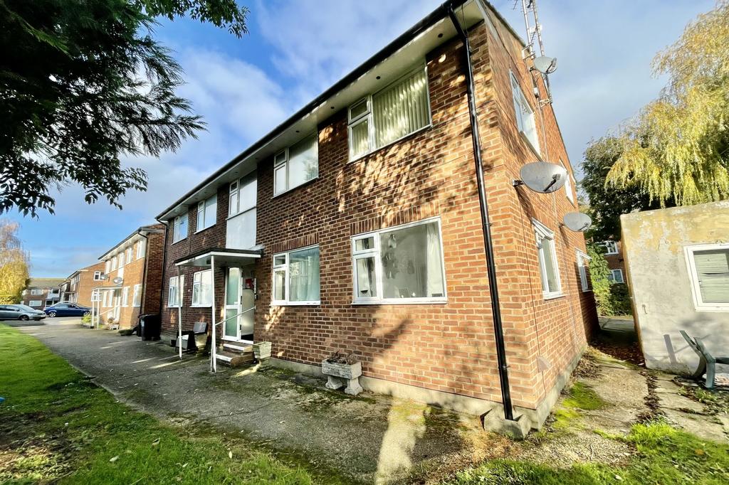 Walnut Walk, Polegate, East Sussex... 2 bed flat £160,000