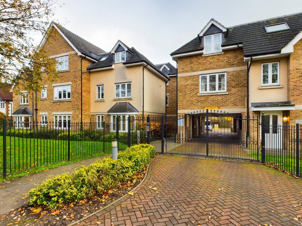 Church Road, Addlestone, Surrey, KT15 2 bed apartment £299,950