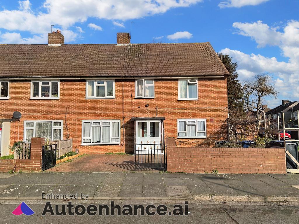 Parkfield Drive, Northolt UB5 2 bed ground floor for sale £330,000
