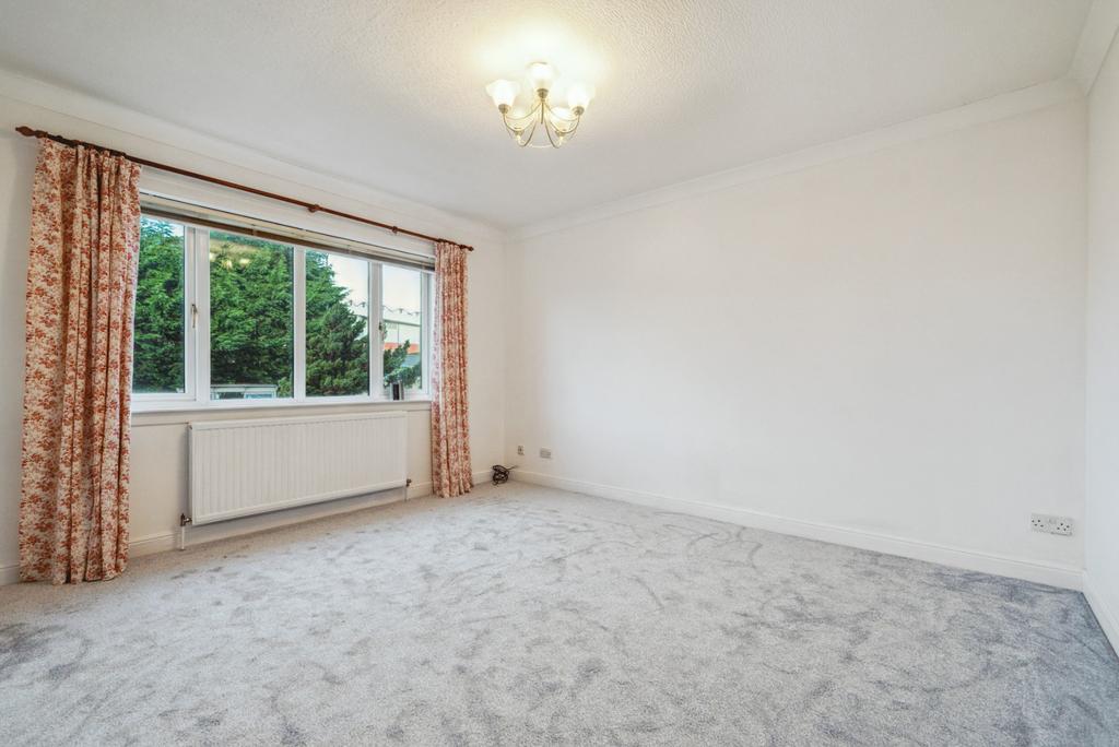 Aikenhead Road, Kings Park, Glasgow, G44 4QJ 3 bed flat £109,000