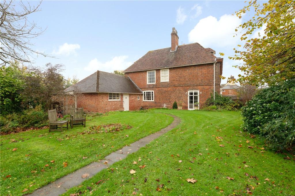 The Mall, Faversham, Kent, ME13 5 bed detached house £3,000 pcm (£692 pw)